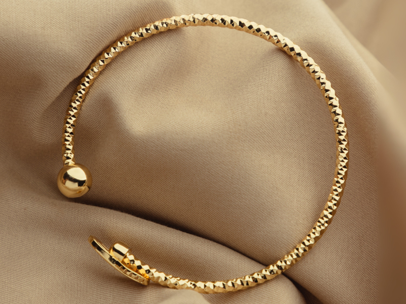 18karat yellow gold bangle